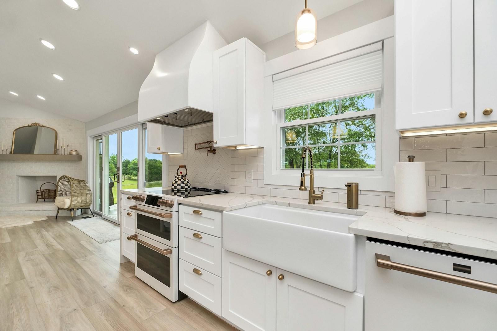 Kitchen Remodeling in Bay Shore, NY — Modern kitchen remodeling with quartz countertops — Long Island, NY