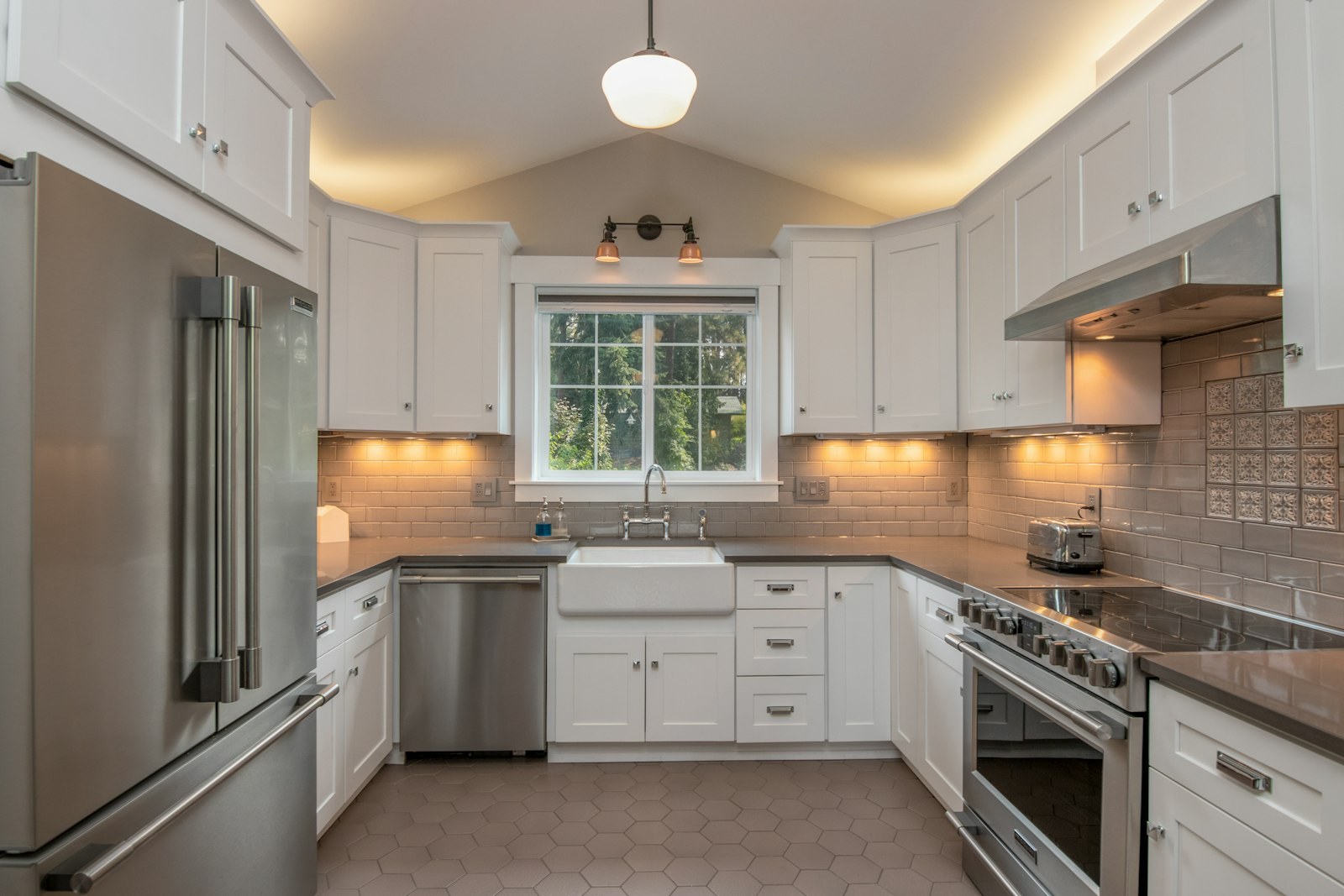 Modern kitchen remodeling with quartz countertops — West Babylon, NY